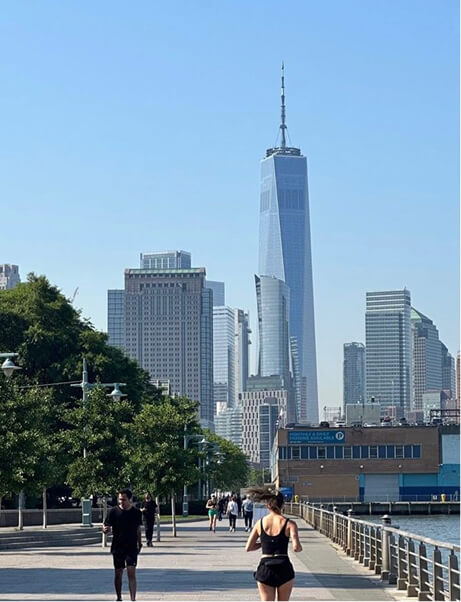 feliz-pareja-caminando-al-aire-libre-haciendo-turismo-y-sosteniendo-un-mapa 18