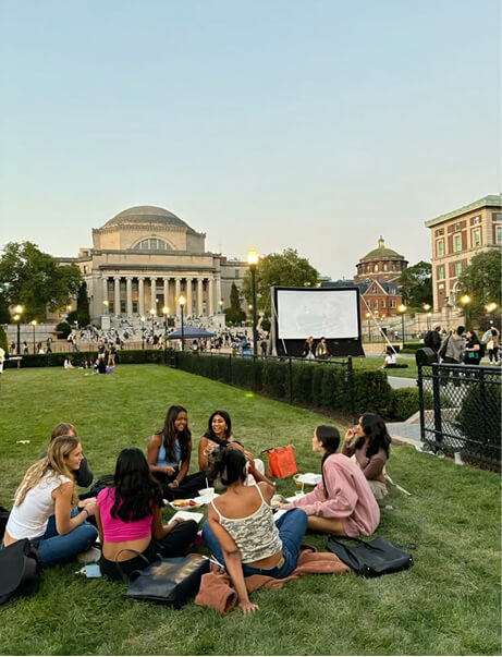 feliz-pareja-caminando-al-aire-libre-haciendo-turismo-y-sosteniendo-un-mapa 19